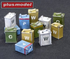 画像1: PlusModel[DP3004]1/35 イギリス製 燃料、オイル、水缶セット (1)