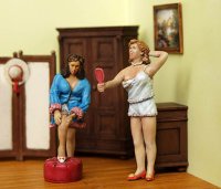 PlusModel[PM149]1/35着替え中の女性(2体セット)