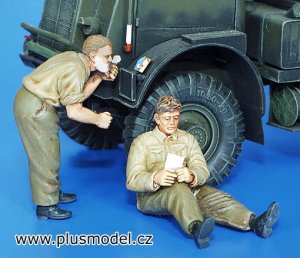 画像1: PlusModel[PM158]1/35WWII英 髭を剃る兵士/休息中の兵士(2体セット) (1)