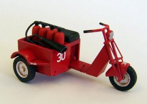 画像1: PlusModel[AL4028]1/48WWII米 スクーター 消防車型 (1)