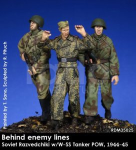 画像1: Rado Miniatures[RDM35025]1/35 WWII ロシア/ソ連 ドイツ軍陣地からドイツ戦車兵を連行するロシア赤軍偵察兵 1944-45（３体セット） (1)