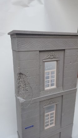 画像2: Reality in Scale[RIS35273]1/35 ジオラマ素材 無残に破壊された都市部のビル(被弾跡の窓ガラス付き)