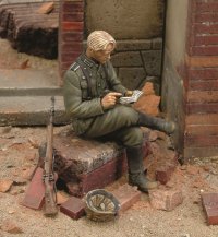 RoyalModel[RM145]1/35 独 WWII座ってメモを読むドイツ歩兵