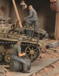RoyalModel[RM154]1/35 独 戦車に給油する戦車兵 2体