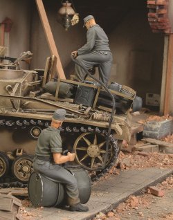 画像1: RoyalModel[RM154]1/35 独 戦車に給油する戦車兵 2体
