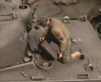 RoyalModel[RM165]1/35 米 ジェリカンで給油する米戦車兵
