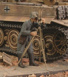 画像1: RoyalModel[RM172]1/35 独 カニ眼鏡を覗く砲兵中尉 ヴィテブス1943 (1)