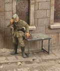 RoyalModel[RM188]1/35 独 電話をかける通信部隊兵