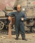 RoyalModel[RM191]1/35 伊 帽子を脱ぎカップを持つ戦車兵