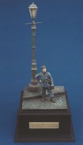 RoyalModel[RM194]1/35 伊 WWII アズーロ大隊の将校/w街角(ベース付)
