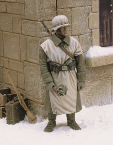 画像1: RoyalModel[RM228]1/35 独 シーツの迷彩で手榴弾を持つ歩兵 1942 (1)