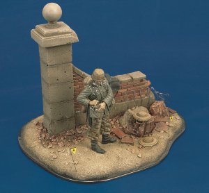 画像1: RoyalModel[RM233]1/35 独 ガスマスクを取り出す工兵(ベース付) (1)