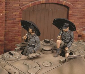画像1: RoyalModel[RM413]1/35 独 傘を差す戦車兵 2体 イタリア 1944 (1)
