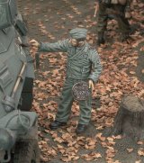 RoyalModel[RM525]1/35 独 WWII迷彩を塗装する戦車兵