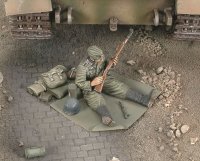 RoyalModel[RM534]1/35 独 WWIIライフルの手入れを行うドイツ兵士