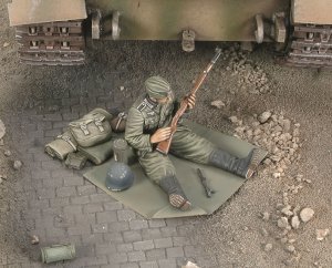 画像1: RoyalModel[RM534]1/35 独 WWIIライフルの手入れを行うドイツ兵士 (1)