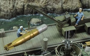画像1: RoyalModel[RM538]1/35 米 WWII米海軍 魚雷を装填する水兵 (1)