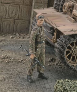 画像1: RoyalModel[RM551]1/35 独 WWII武装SS戦車兵 MP40を携えた伍長 (1)