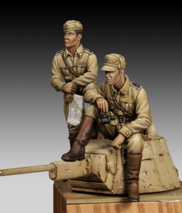 画像1: RoyalModel[RM619]1/35 伊 WWIIイタリア陸軍 打合せする将校と中尉 2体セット (1)