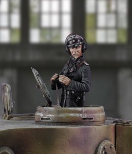 画像1: RoyalModel[RM630]1/35 独 WWIIグロースドイッチュラント師団 戦車指揮官 (1)