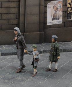 画像1: RoyalModel[RM636]1/35 我が子の手を引く母親 (1)