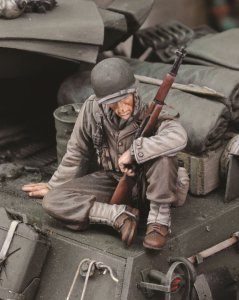 画像1: RoyalModel[RM659]1/35 米 WWIIライフルを持って座る米兵士No.1 (1)