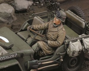 画像1: RoyalModel[RM660]1/35 米 WWII防寒着を着たジープ運転手 (1)