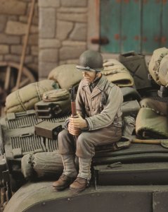 画像1: RoyalModel[RM661]1/35 米 WWIIライフルを持って座る米兵士No.2 (1)