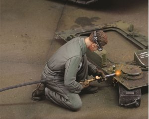 画像1: RoyalModel[RM684]1/35 独 WWII溶接作業をするドイツ整備兵 No.2 (1)