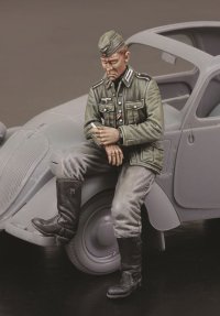 RoyalModel[RM729]1/35 独 WWIIシトロエンに腰掛けるドイツ軍運転手