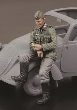 画像1: RoyalModel[RM729]1/35 独 WWIIシトロエンに腰掛けるドイツ軍運転手