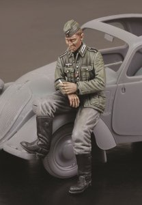 画像1: RoyalModel[RM729]1/35 独 WWIIシトロエンに腰掛けるドイツ軍運転手 (1)