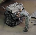 RoyalModel[RM777]1/35 エンジンを整備するドイツ整備兵