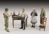 RoyalModel[RM803]1/35 米 WWII一般人と祝杯を酌み交わす米兵