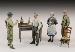 画像1: RoyalModel[RM803]1/35 米 WWII一般人と祝杯を酌み交わす米兵 (1)