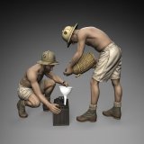 RoyalModel[RM1083]1/35 WWII ドイツ・アフリカ軍団 バッテリー整備中の兵士セット(2体入)