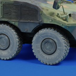 画像2: RoyalModel[RM1140]1/35 現用 イタリア VBMフレッチャ歩兵戦闘車 自重変形タイヤセット(トランペッター用)