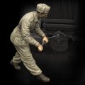 RoyalModel[RM811]1/35 WWII 伊 手回し始動する伊軍歩兵