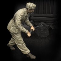 RoyalModel[RM811]1/35 WWII 伊 手回し始動する伊軍歩兵