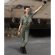 画像1: RoyalModel[RM848]1/35 現用 イスラエル IDF 戦車を背景にポーズを取るIDF女性兵士 (1)