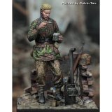 RoyalModel[RM877]1/35 WWII ドイツ武装SS 食事を取る擲弾兵 ビネットベース付き