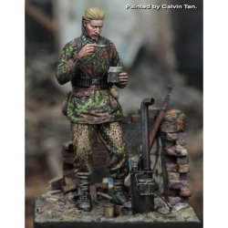 画像1: RoyalModel[RM877]1/35 WWII ドイツ武装SS 食事を取る擲弾兵 ビネットベース付き