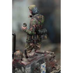 画像2: RoyalModel[RM877]1/35 WWII ドイツ武装SS 食事を取る擲弾兵 ビネットベース付き