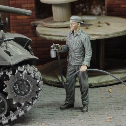 画像1: RoyalModel[RM888]1/72 WWII 米 塗装作業中の整備兵