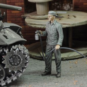 画像1: RoyalModel[RM888]1/72 WWII 米 塗装作業中の整備兵 (1)