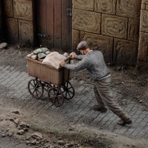 画像1: RoyalModel[RM908]1/35 WWII 私財を乗せた荷車を押す避難者 その9 (1)