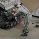 RoyalModel[RM973]1/48 WWII ドイツ 整備作業中の兵士