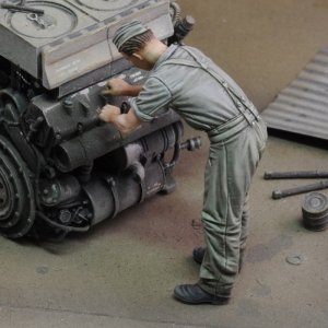 画像1: RoyalModel[RM973]1/48 WWII ドイツ 整備作業中の兵士 (1)