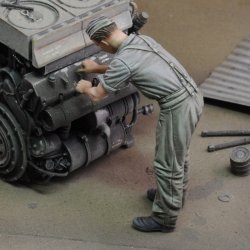 画像1: RoyalModel[RM974]1/72 WWII ドイツ 整備作業中の兵士
