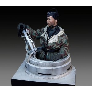 画像1: RoyalModel[RM976]1/10 WWII ドイツ 冬期装備の戦車長(タイガーI重戦車初期型キューポラ付) (1)